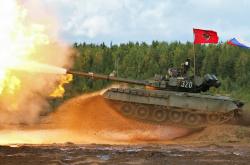 开云体育-绿茵场硝烟未散，篮球馆已奏凯歌 当亚平宁的战术博弈遇上黑土地的钢铁意志