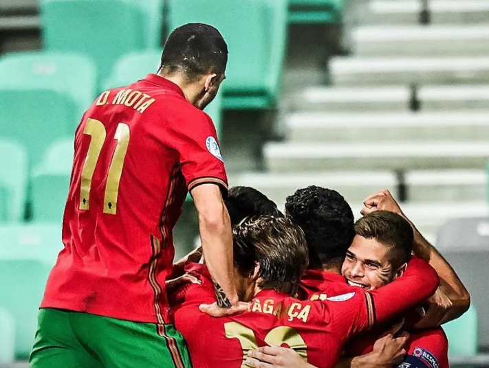 包含德国绝地反击葡萄牙，马夏尔三分雨点燃全场的词条