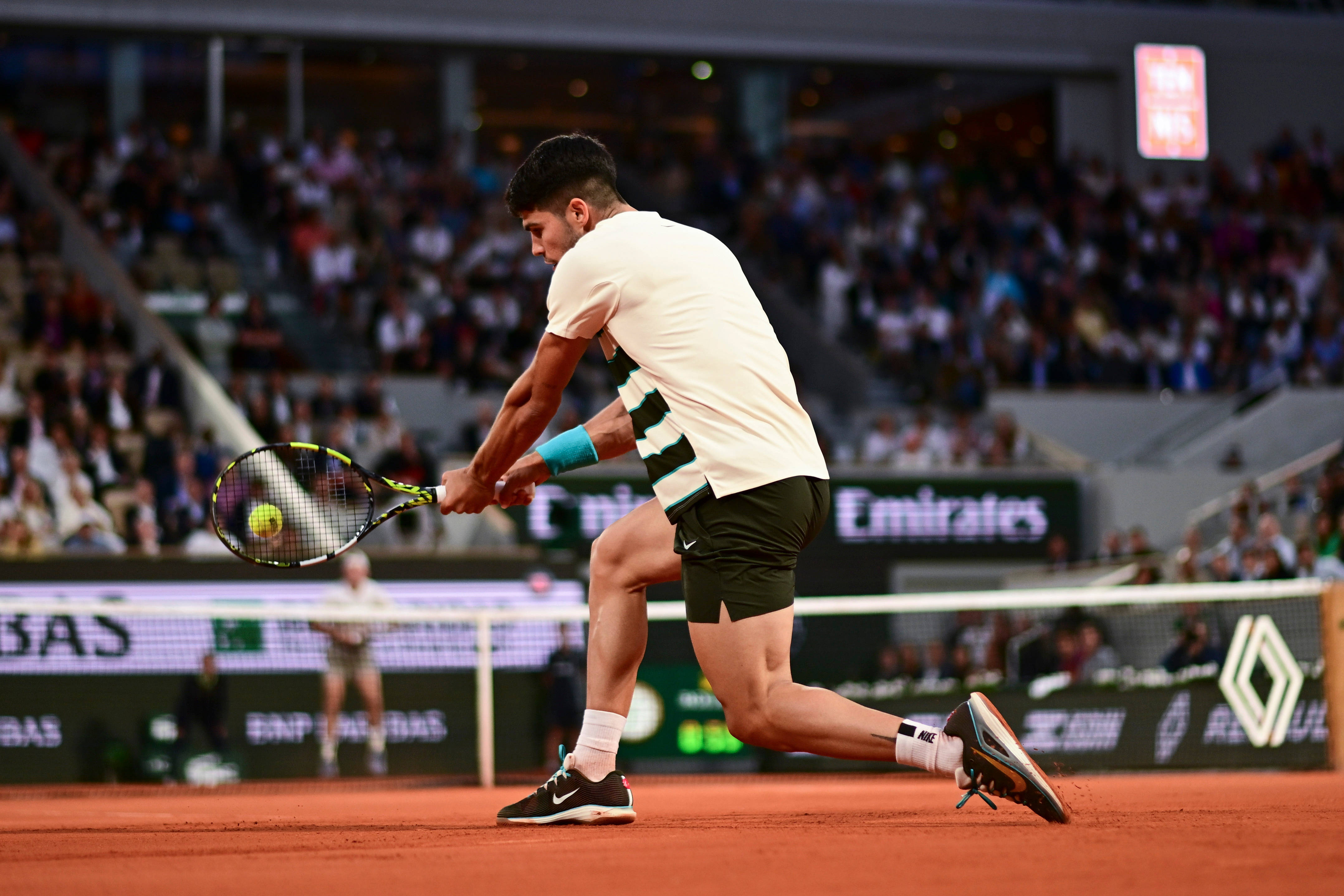 日本网球队险胜世界网球队，阿尔卡拉斯三分雨点燃全场