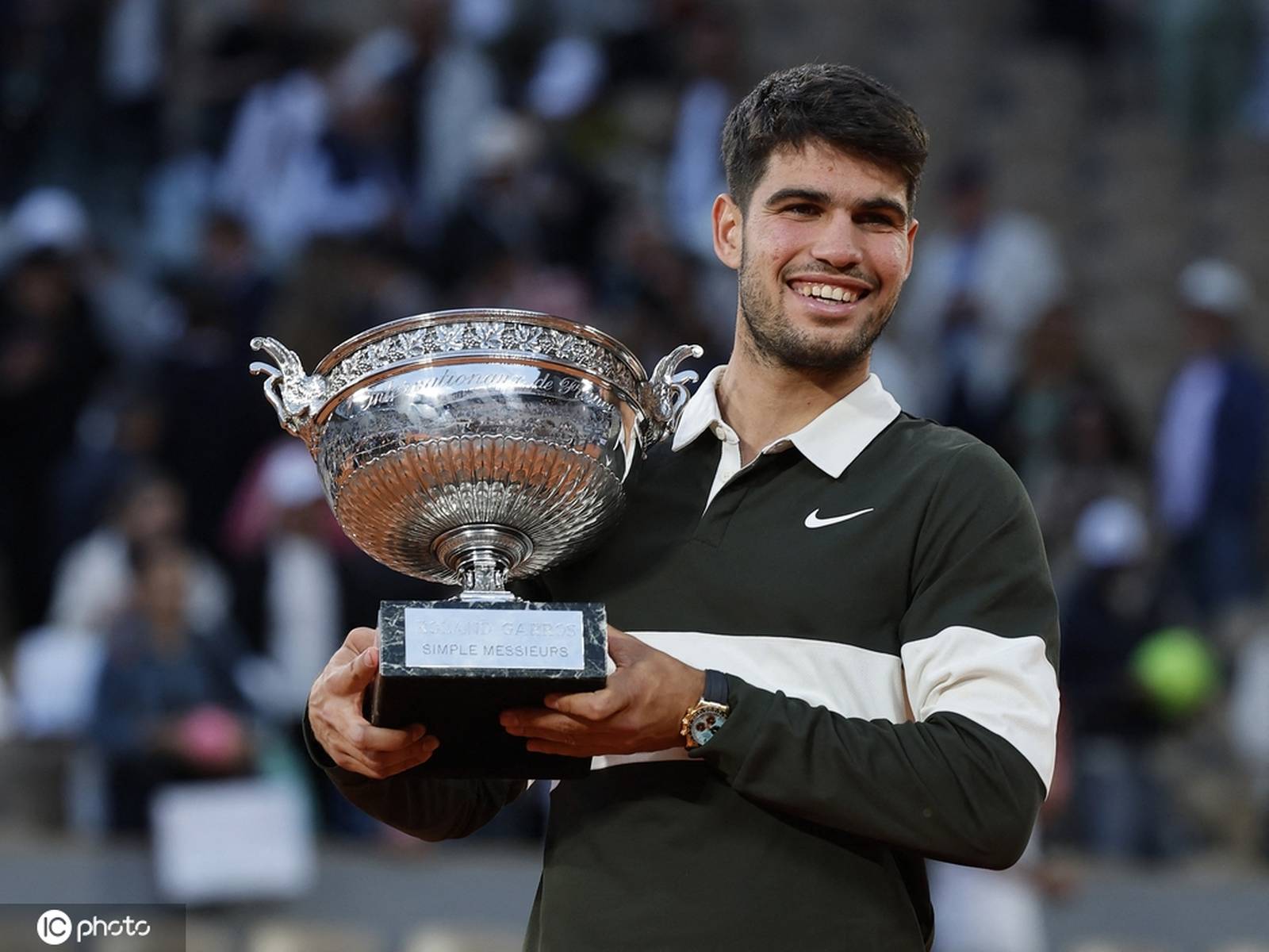 英国网球队鏖战法国网球队，克耶高斯统治全场