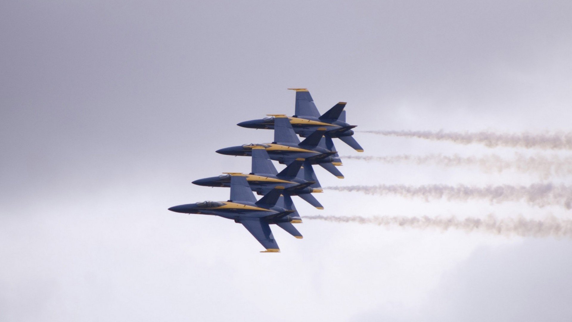 绿茵场的11人交响，乒乓球桌的1人独奏，当团队荣耀与个人传奇在同一天被重新定义